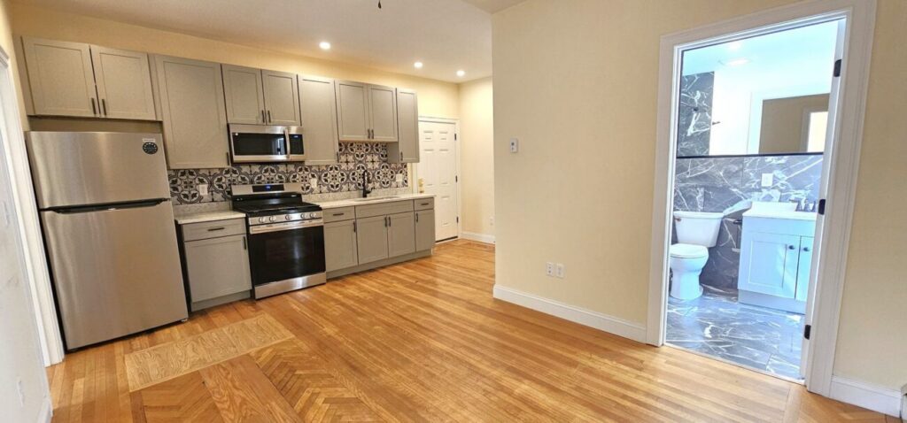 FURNISHED PRIVATE BEDROOM IN FOUR BEDROOM APARTMENT- Close to UVM Campus