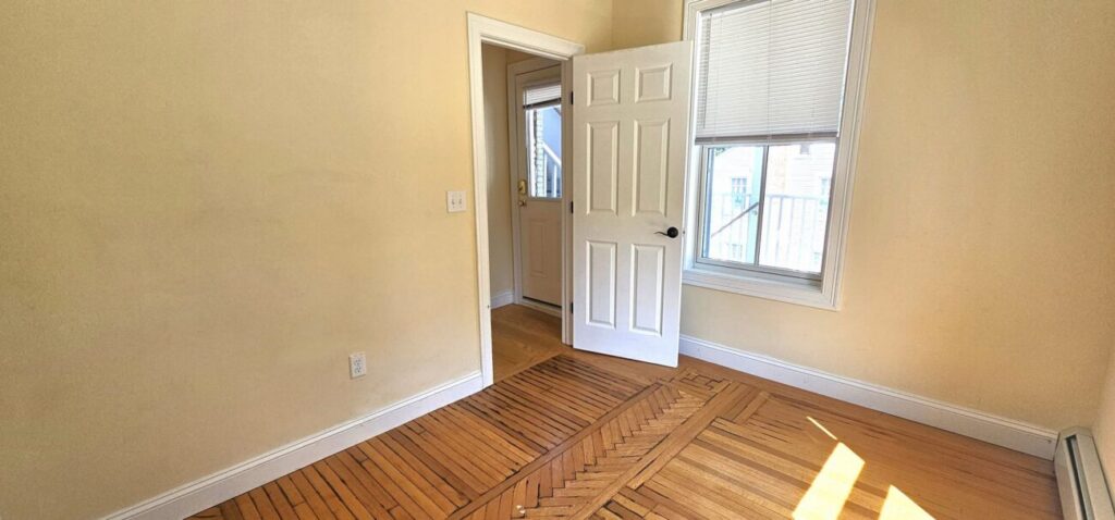 FURNISHED PRIVATE BEDROOM IN FOUR BEDROOM APARTMENT- Close to UVM Campus