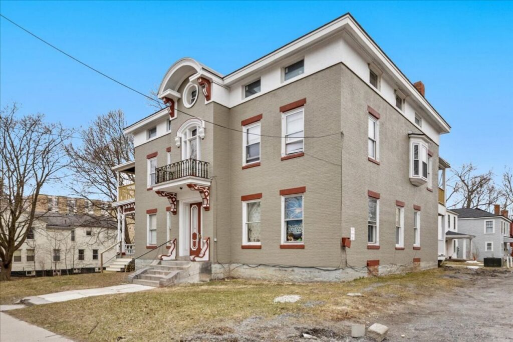 Private Room for Rent in Four Bedroom Apartment – Close to UVM Center – Available January 1, 2027!