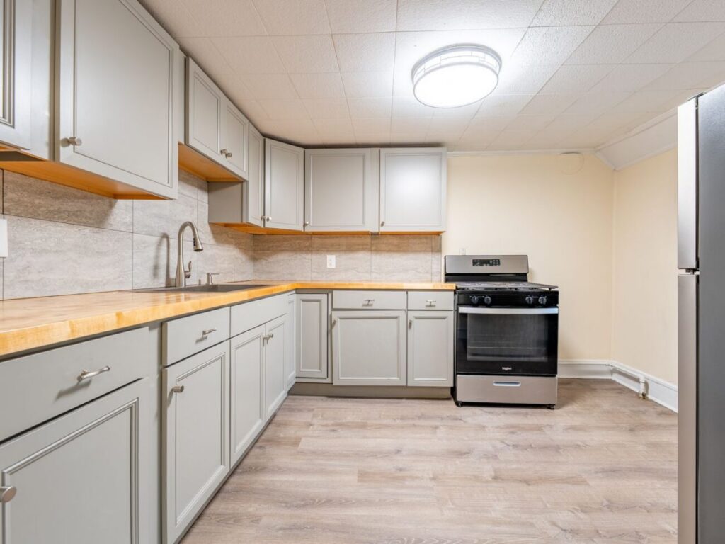 Three Bedroom Newly Renovated Apartment Available For an Immediate Move-in