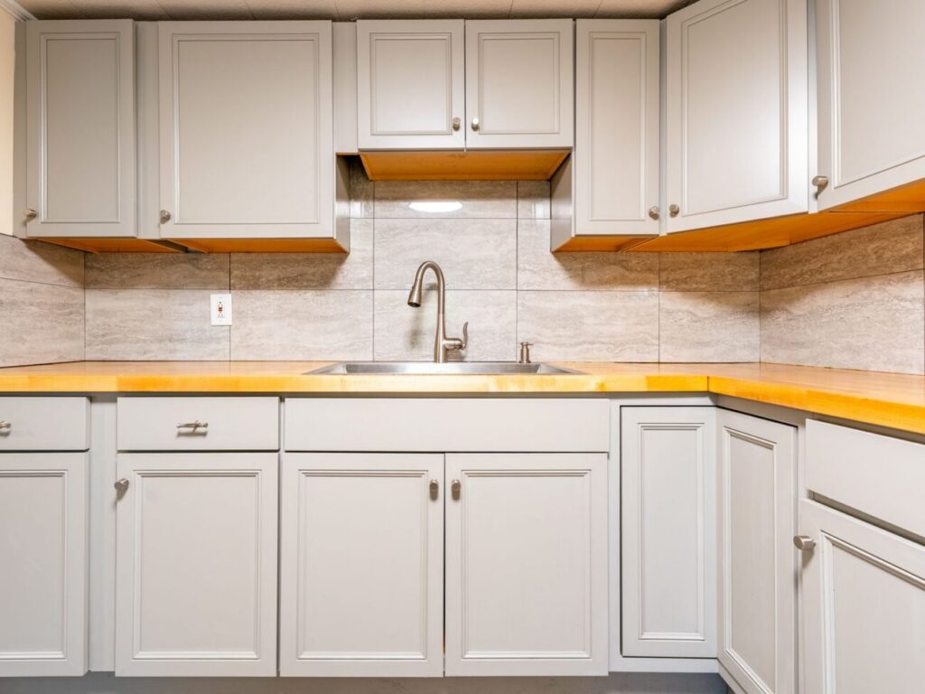 Three Bedroom Newly Renovated Apartment Available For an Immediate Move-in