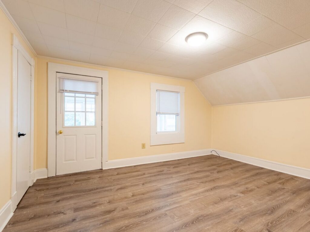 Three Bedroom Newly Renovated Apartment Available For an Immediate Move-in