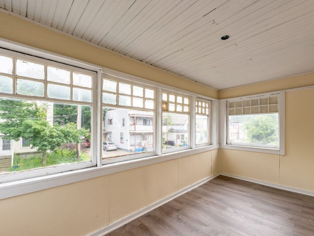 Three Bedroom Newly Renovated Apartment Available For an Immediate Move-in