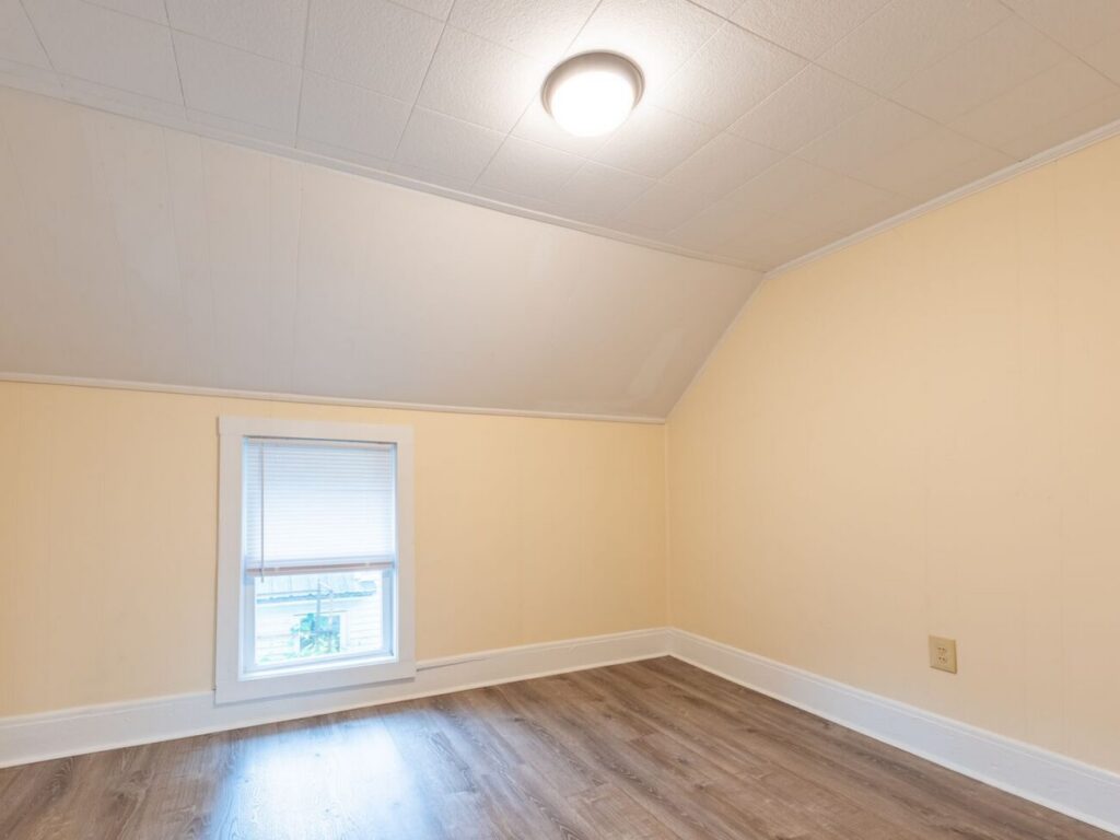 Three Bedroom Newly Renovated Apartment Available For an Immediate Move-in