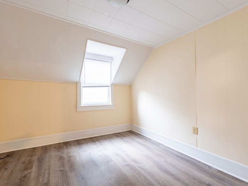 Three Bedroom Newly Renovated Apartment Available For an Immediate Move-in
