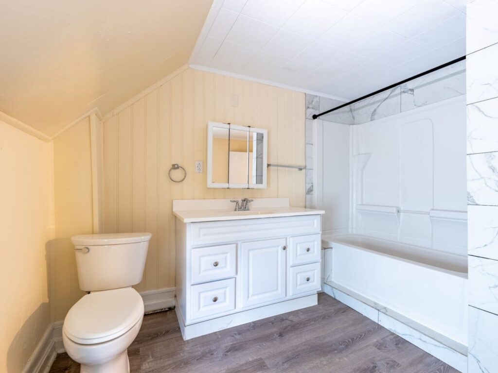 Three Bedroom Newly Renovated Apartment Available For an Immediate Move-in