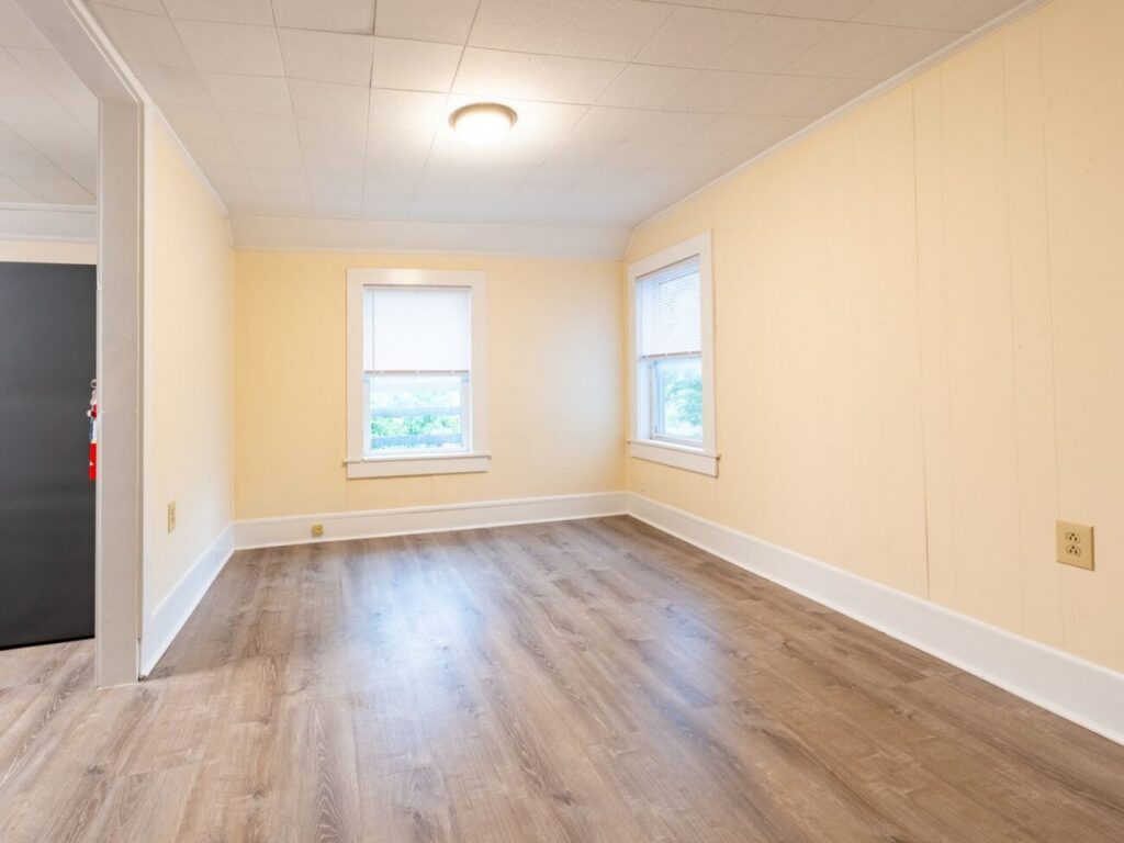 Three Bedroom Newly Renovated Apartment Available For an Immediate Move-in