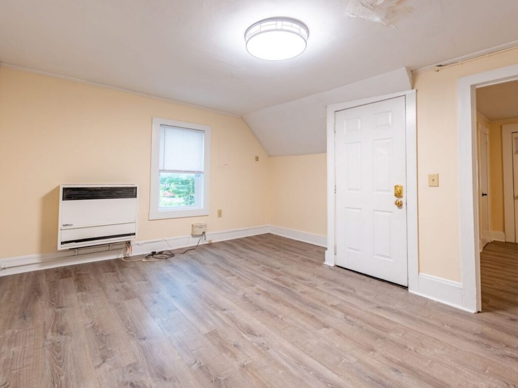 Three Bedroom Newly Renovated Apartment Available For an Immediate Move-in