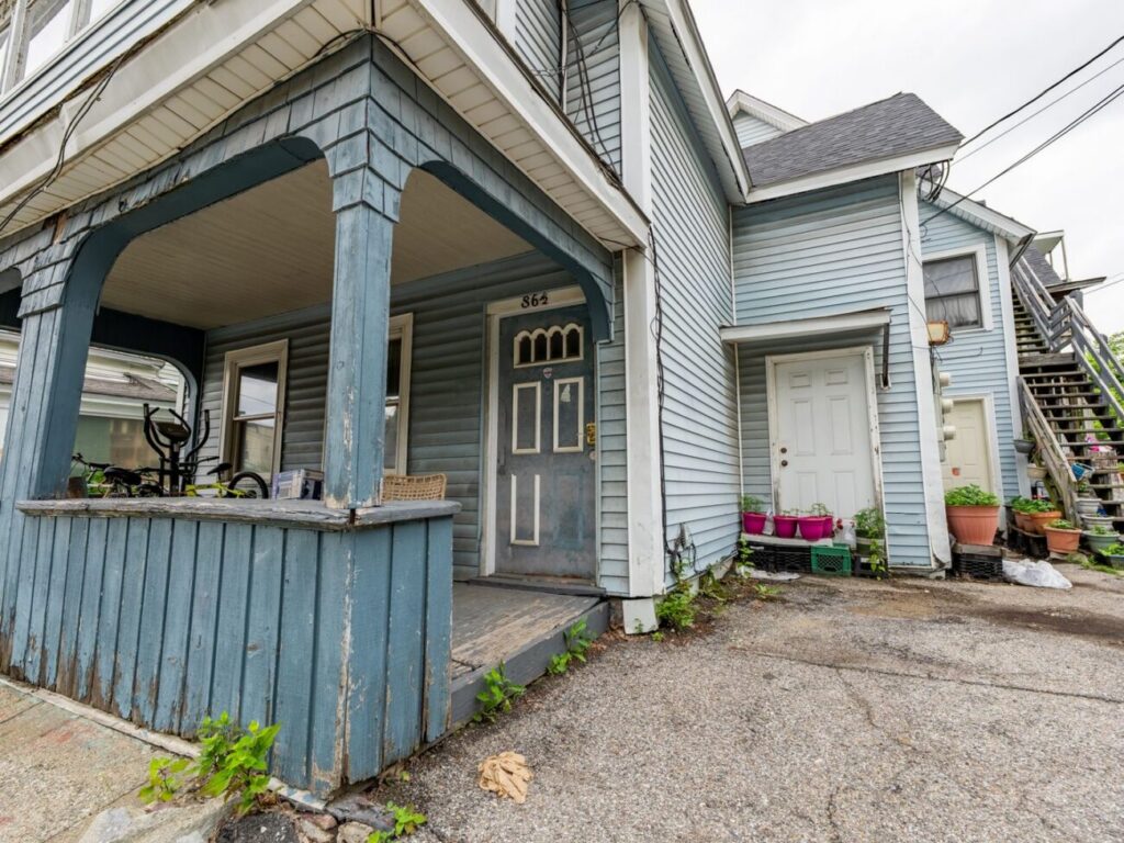 Three Bedroom Newly Renovated Apartment Available For an Immediate Move-in
