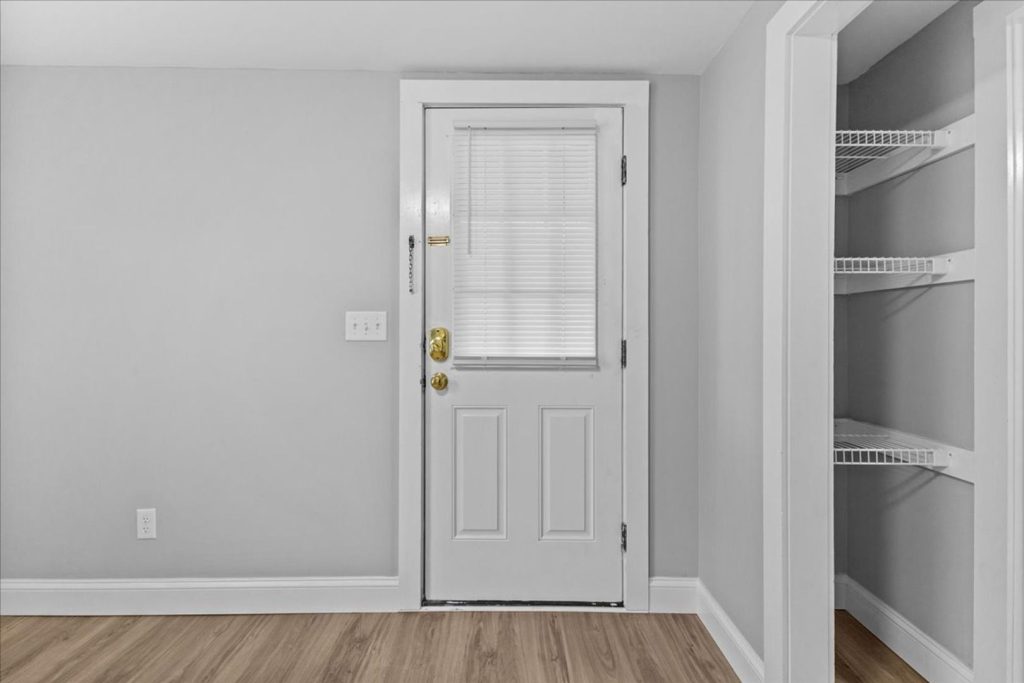 AVAILABLE September 1st – Newly Renovated 3BR Apartment Near UVM Campus & Downtown Burlington