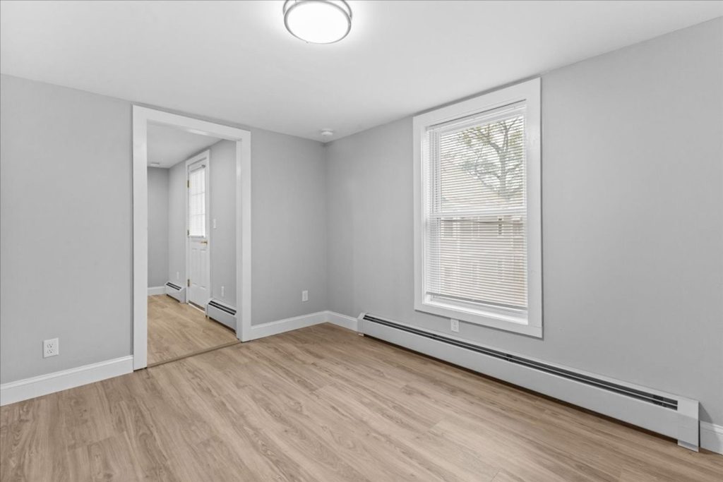 AVAILABLE September 1st – Newly Renovated 3BR Apartment Near UVM Campus & Downtown Burlington