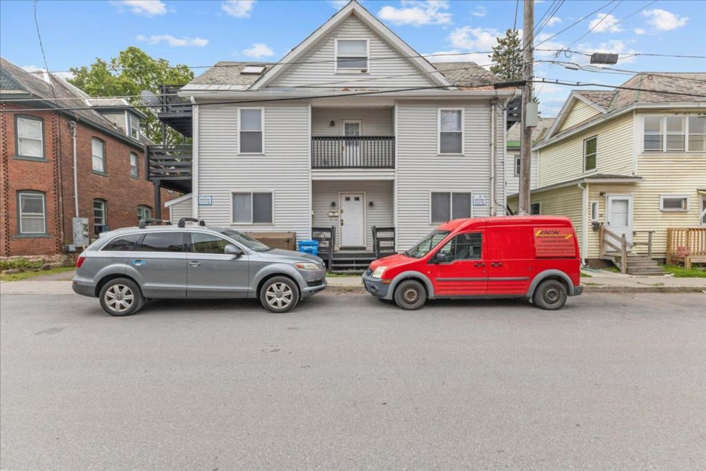 AVAILABLE September 1st – Newly Renovated 3BR Apartment Near UVM Campus & Downtown Burlington