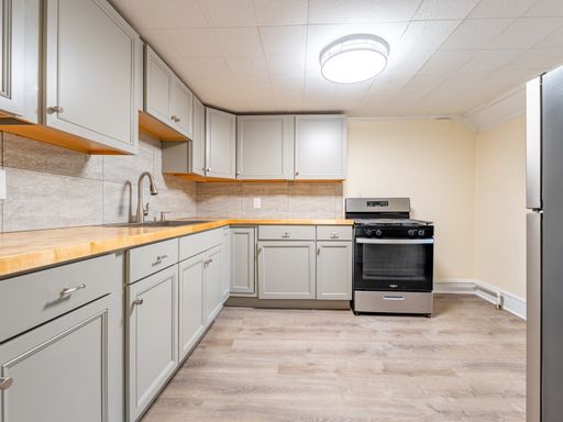 Three Bedroom Newly Renovated Apartment Available For an Immediate Move-in