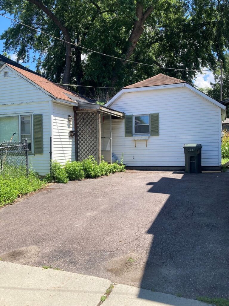 PRIVATE ROOM FOR RENT IN A FOUR BEDROOM APARTMENT Available for Immediate Move-in!
