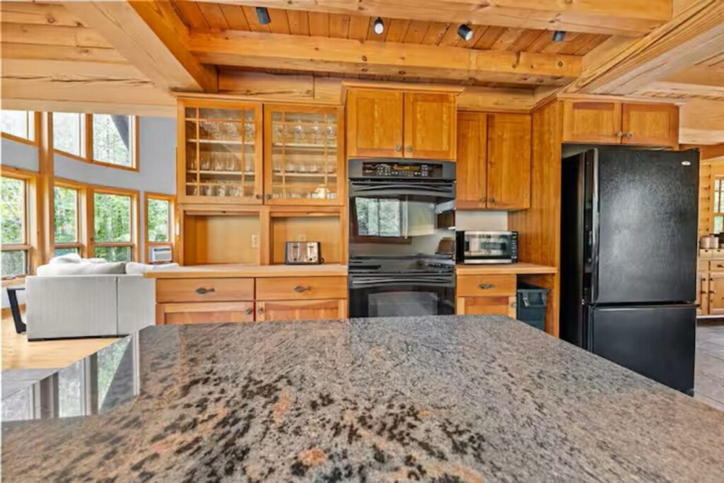 Large Log Cabin in Hinesburg – 448 Dynamite Hill Road
