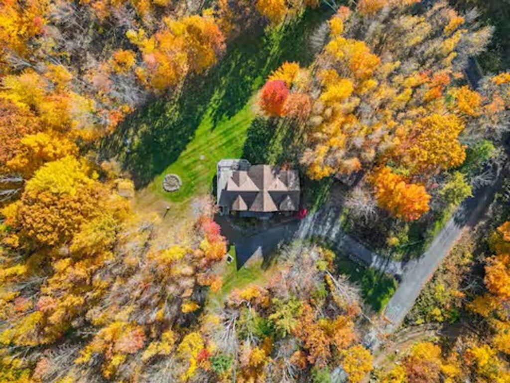 Large Log Cabin in Hinesburg – 448 Dynamite Hill Road