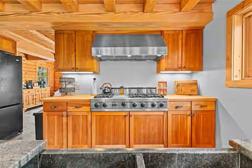 Large Log Cabin in Hinesburg – 448 Dynamite Hill Road