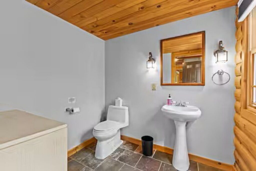 Large Log Cabin in Hinesburg – 448 Dynamite Hill Road