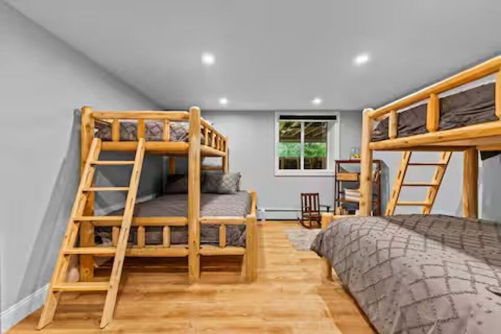 Large Log Cabin in Hinesburg – 448 Dynamite Hill Road