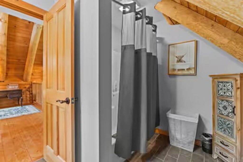 Large Log Cabin in Hinesburg – 448 Dynamite Hill Road