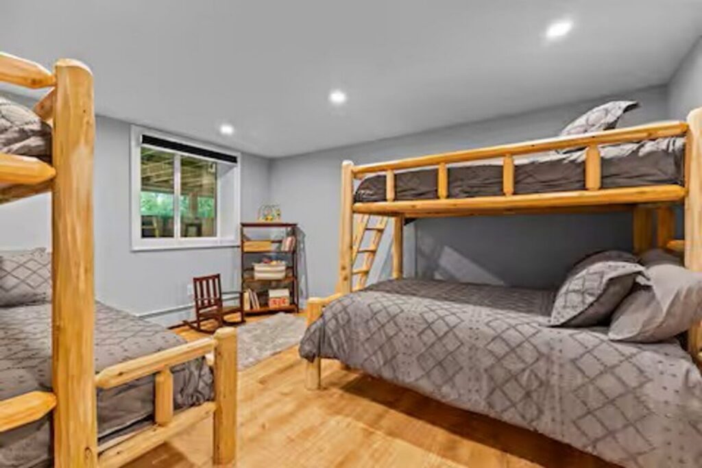 Large Log Cabin in Hinesburg – 448 Dynamite Hill Road