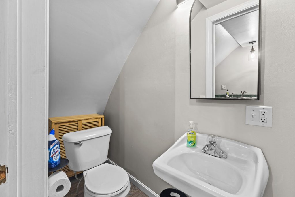 Studio Apartment Available for Immediate Move-in!