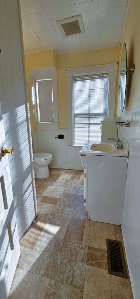 PRIVATE ROOM FOR RENT IN A FOUR BEDROOM APARTMENT Available for Immediate Move-in!