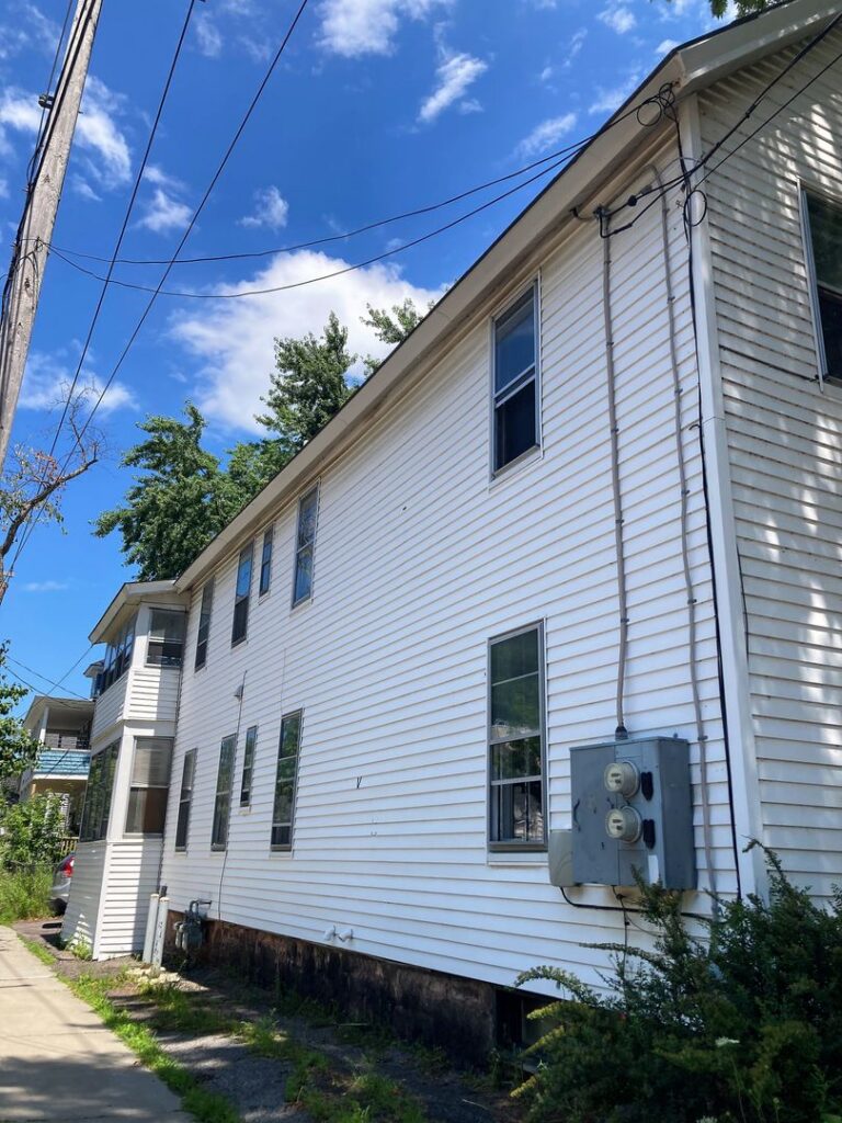 PRIVATE ROOM FOR RENT IN A FOUR BEDROOM APARTMENT Available for Immediate Move-in!