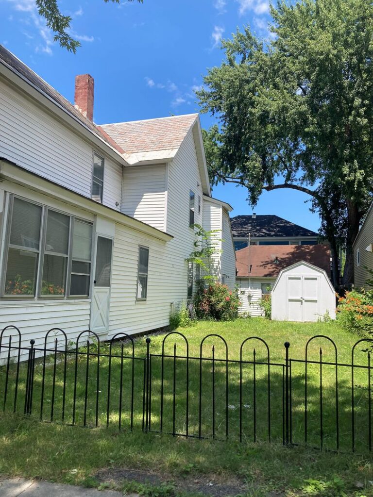 PRIVATE ROOM FOR RENT IN A FOUR BEDROOM APARTMENT Available for Immediate Move-in!