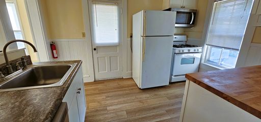 PRIVATE ROOM FOR RENT IN A FOUR BEDROOM APARTMENT Available for Immediate Move-in!
