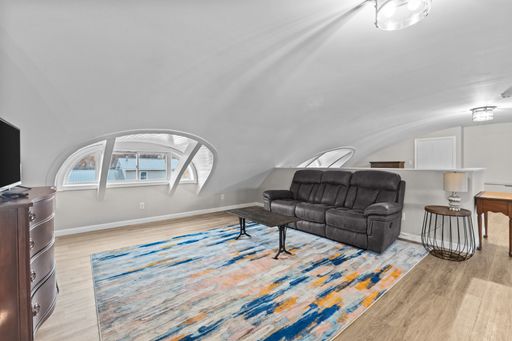 Studio Apartment Available for Immediate Move-in!