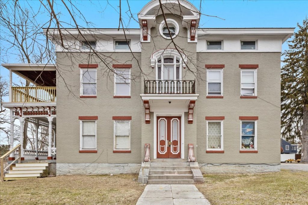 416 Pearl St #1, Burlington, VT | Renovated 4 Bedroom Apartment Steps from UVM | June 2027